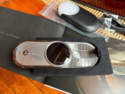 Motorola AURA R1 - Platinum Silver Limit 250/2000 (bez simlocka) Telefon komórkowy - Zdjęcie 7 z 12