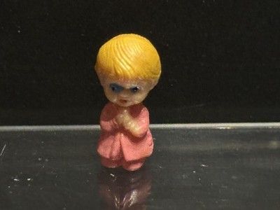 Altfiguren alte Miniaturfiguren Kinderfiguren Mädchen beim Abendgebet