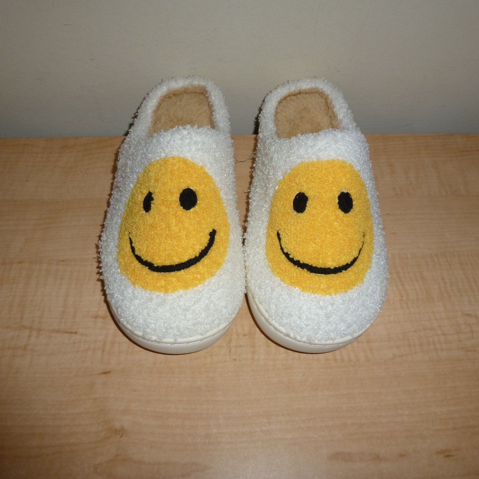 Smiley Face Womens House Shoes / Slippers - SZ Small 5 - 6  - NEW-image