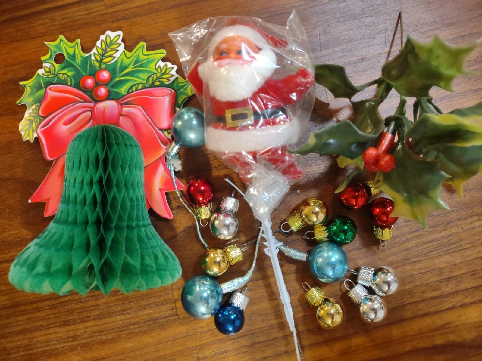 Vtg Holiday Christmas Wreath Craft Pieces Mixed Lot Santa Holly Mini Ornaments 