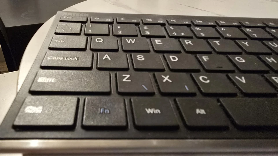 Arteck 2.4G Wireless Ultra Slim Full Size Keyboard Stainless Steel Lightweight - Image 2 of 4