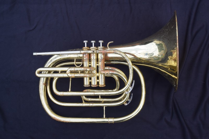 King USA 1122 Marching French Horn in Bb with Hard Case