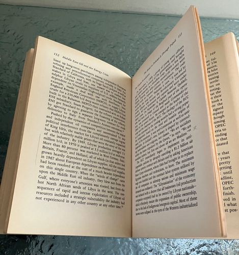 Middle East Oil and the Energy Crisis By Joe Stork Paperback Book MR Press 1975 - Picture 6 of 10
