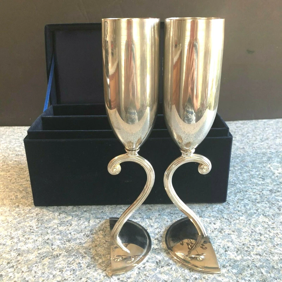 Flautas tostadas Things Remembered tono plata y cristal de Swarovski con terciopelo Foto 2 de 4