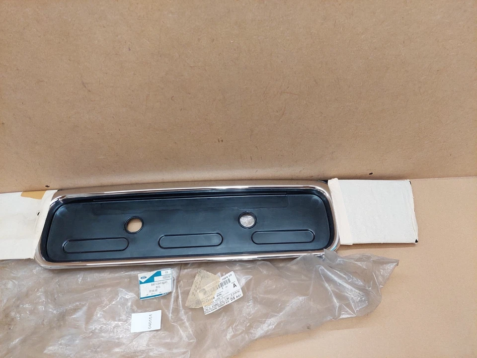 Borde de placa de matrícula trasera Ford Escort 1995-2007 1033289 genuino NUEVO Foto 4 de 4