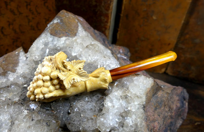 rauchpfeife zigarette aus meerschaum handgeschnitzt eine traube haltend