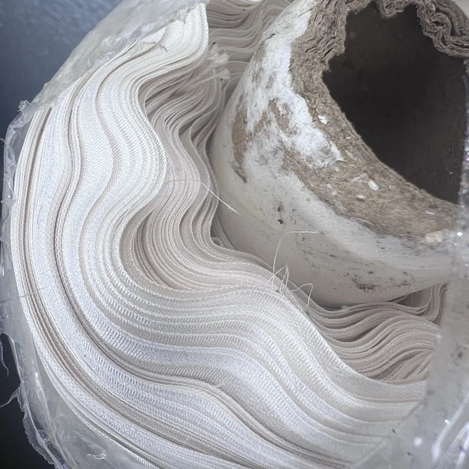 Jiangsu Silk Lightweight In Charm - Approximately 40+ Yards X 45 In Width - Image 2 of 4