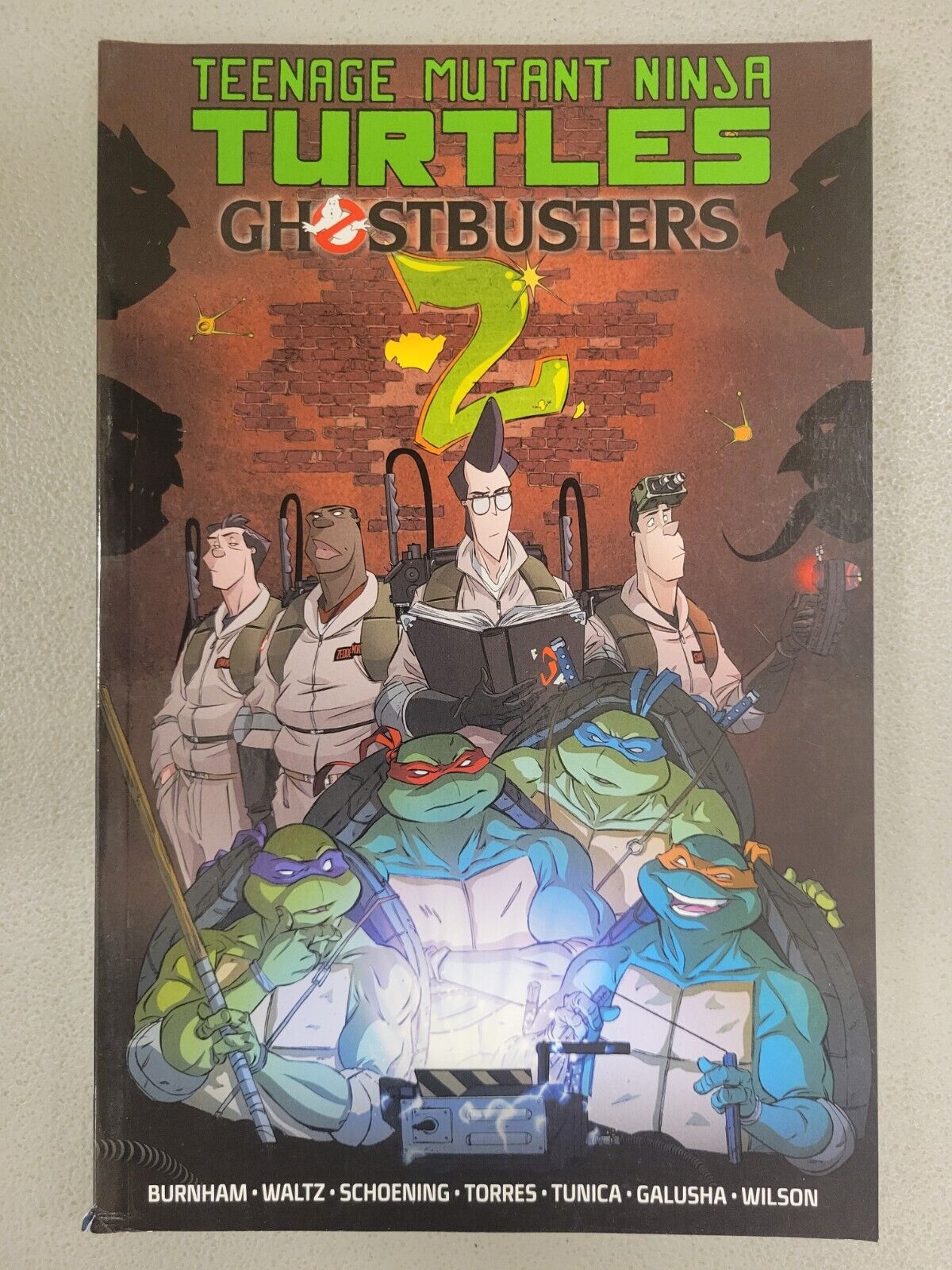 TEENAGE MUTANT NINJA TURTLES / GHOSTBUSTERS 2 - PAPERBACK GRAPHIC NOVEL 2018*