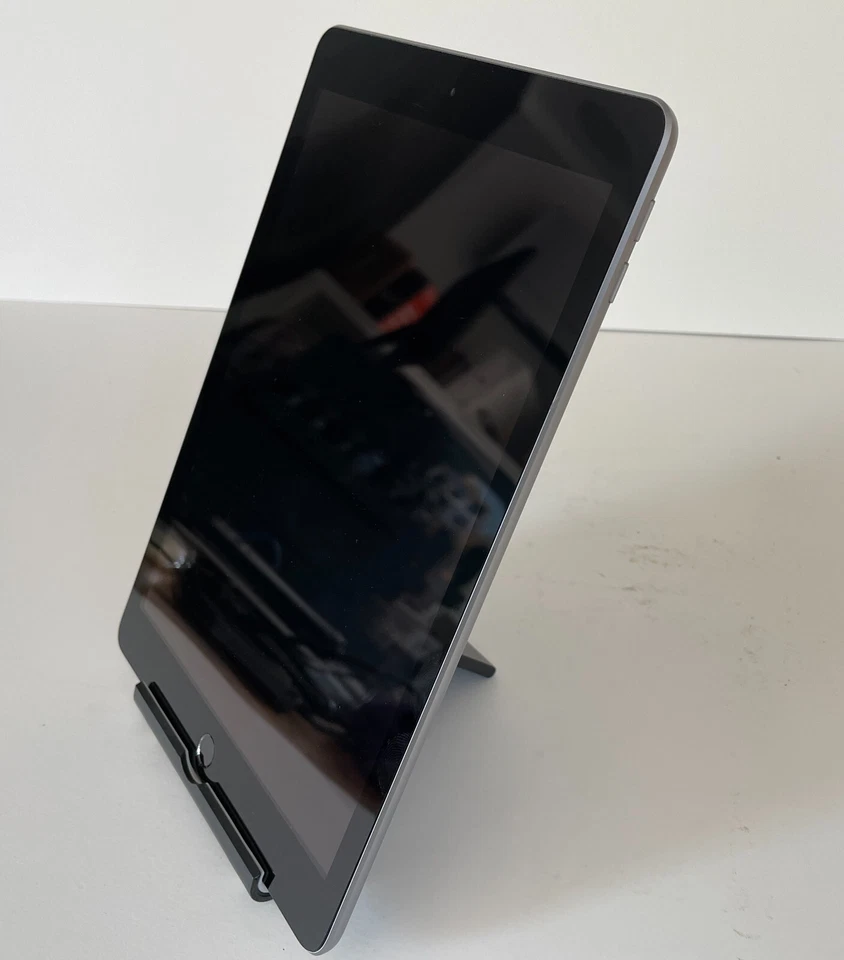 Apple iPad 9.7 2018 128gb Wifi rigenerato buono ricondizionato grado AB - Immagine 2 di 4