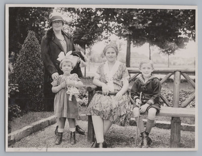 Family 1927 - Mother Girl Boys Park - Vintage Photo 1920s