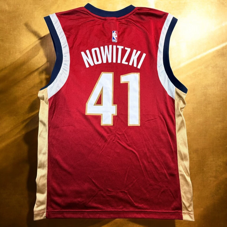 De colección NBA Dallas Mavericks Dirk Nowitzki Hombres Mediano RARO Rojo Oro Burbuja Letras Foto 2 de 4