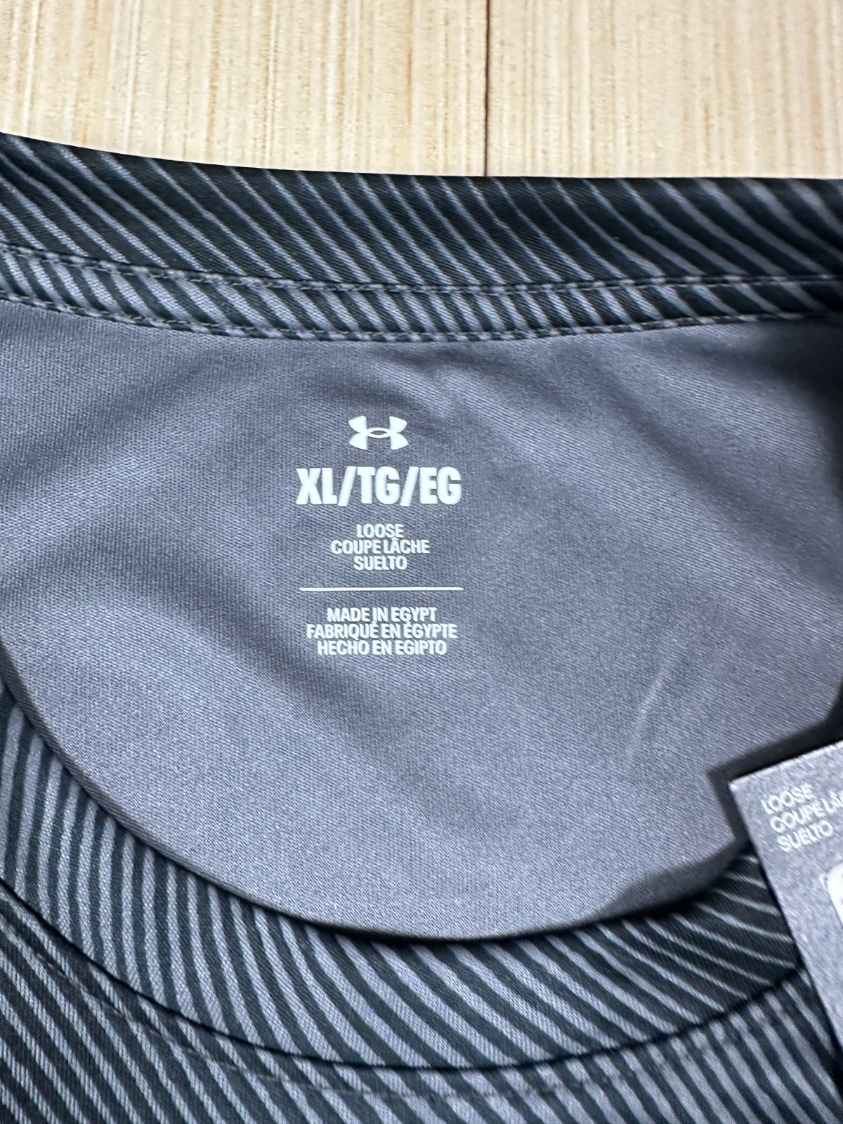 Under Armour T-Shirt Women XL Black Tie Dye Striped Loose Fit Crew Neck Pullover thumbnail 3