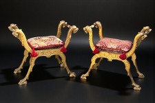 PAIRE DE TABOURETS CURULE ITALIEN DU XIXe EN BOIS SCULPTÉ ET DORÉ AVEC COUSSINS