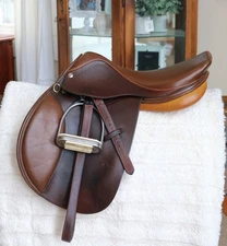 15 3/4" R Circuit Pony Saddle (Dover Saddlery) English Hunter/Jumper + Fittings