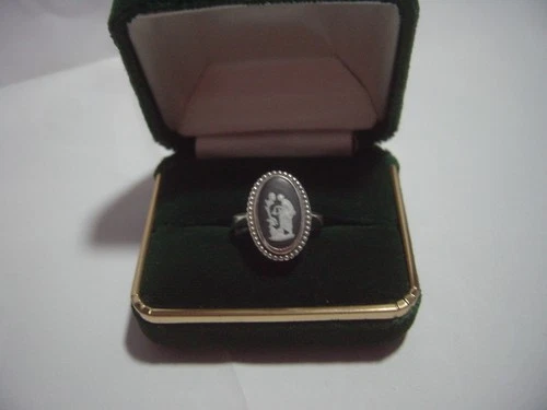 VINTAGE BEAUTIFUL SOLID SILVER RING-SUPERB BLACK & WHITE WEDGWOOD-QUALITY SIZE N