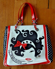 stylische Damenhandtasche mit coolen Verzieru...