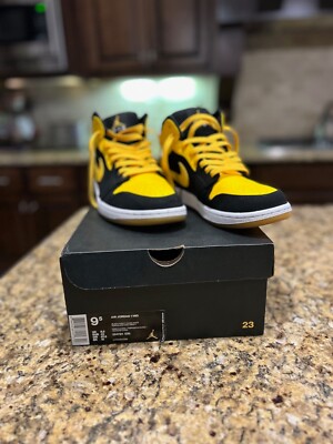 New In Box Nike Air Jordan 1 Retro Mid Black Varsity Maize White 554724-035