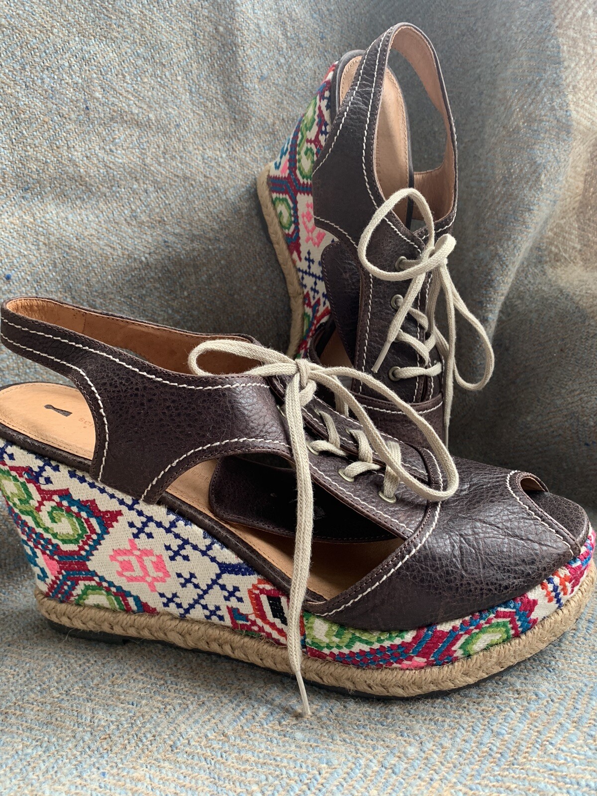 APL Sandali Schuler & Sons Funky con zeppa ricamata e tacco taglia UK 8