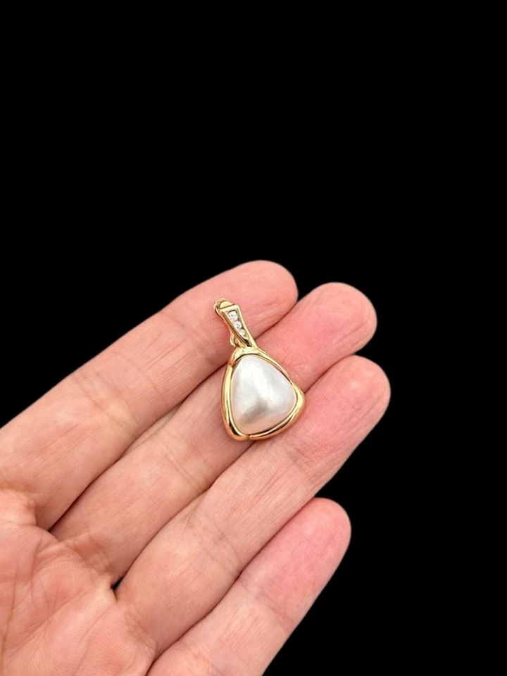 Potenciador colgante de diamantes con perlas de oro amarillo de 14k Foto 2 de 4