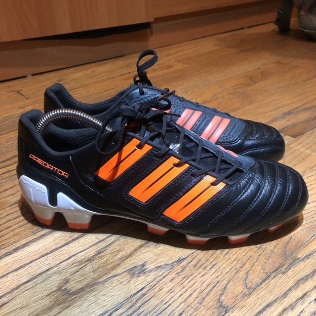 black and grey yeezy 700