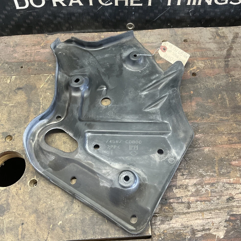 03-08 Nissan 350z Infiniti G35 protetor contra respingos traseiro esquerdo piso 74587-CD800 - Imagem 2 de 4