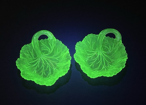 Indiana Glass 1930’s Green Uranium Glass Pebble Leaf Candy Dish Set Of 2 Vintage