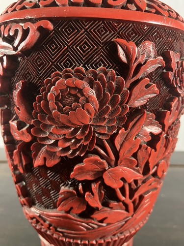Ancien vase Laque de cinabre rouge Chine à décor de pivoines et Fleurs de Lotus - Photo 4 sur 10