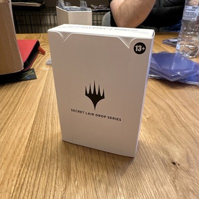 Magic The Gathering Secret Lair x Fallout: S.P.E.C.I.A.L. | Regenbogenfolie versiegelt