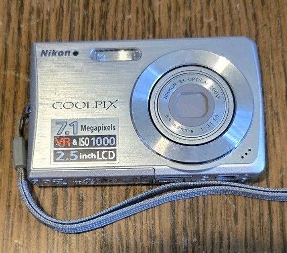 Nikon Coolpix S200 7.1 Mp VR & ISO 1000 Compact Digital