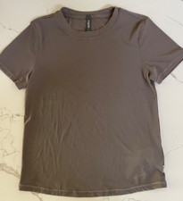 NWOT W's VUORI Fitted Short Sleeve Polyamide Taupe Top MEDIUM