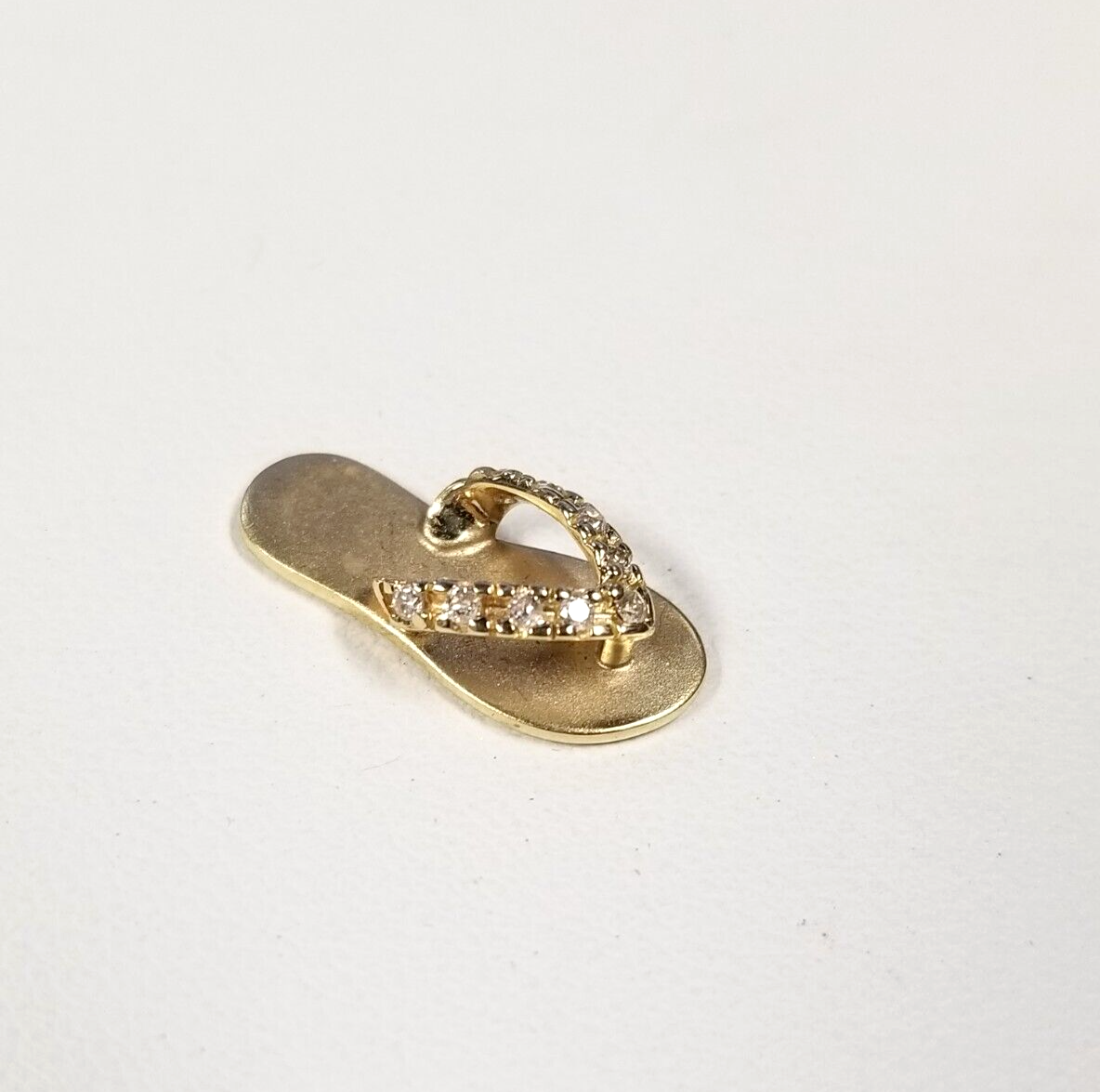 SAOLA Ciondolo ciabatta hawaiana con diamanti 14 carati .09cttw (SOLO)