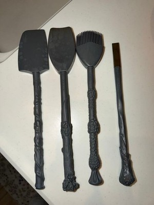 Harry Potter x Le Creuset シリコンスパチュラセット Le Creuset Harry Potter Wand Spatula Set 4pc Oyster Gray Rare Very