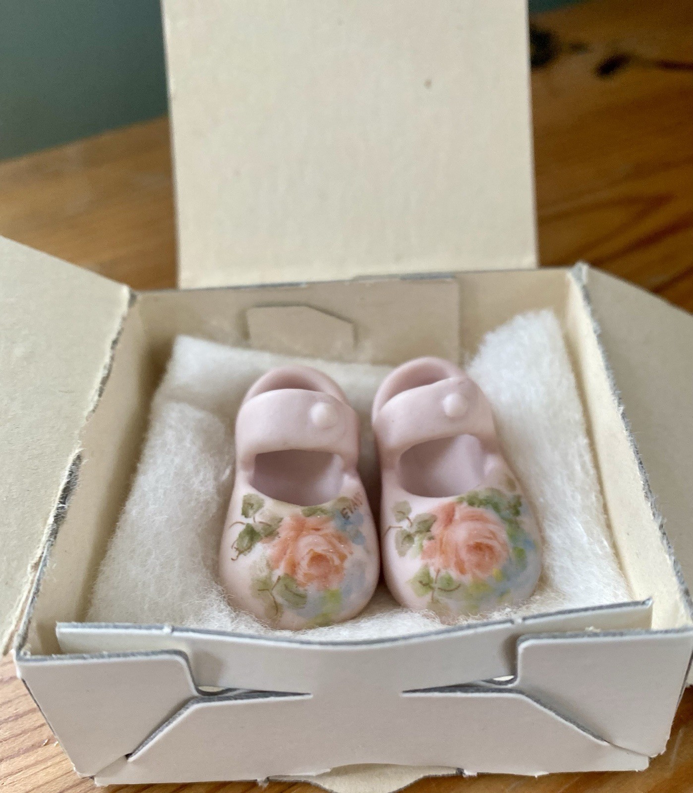 The Keepsake Shoppe, Porcelain Tiny Baby Shoes, Pink, Original Box , Roswell