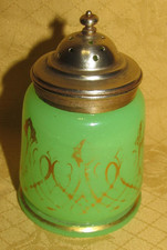 Petite saupoudreuse ancienne milieu XXème en opaline verte sucrier salière