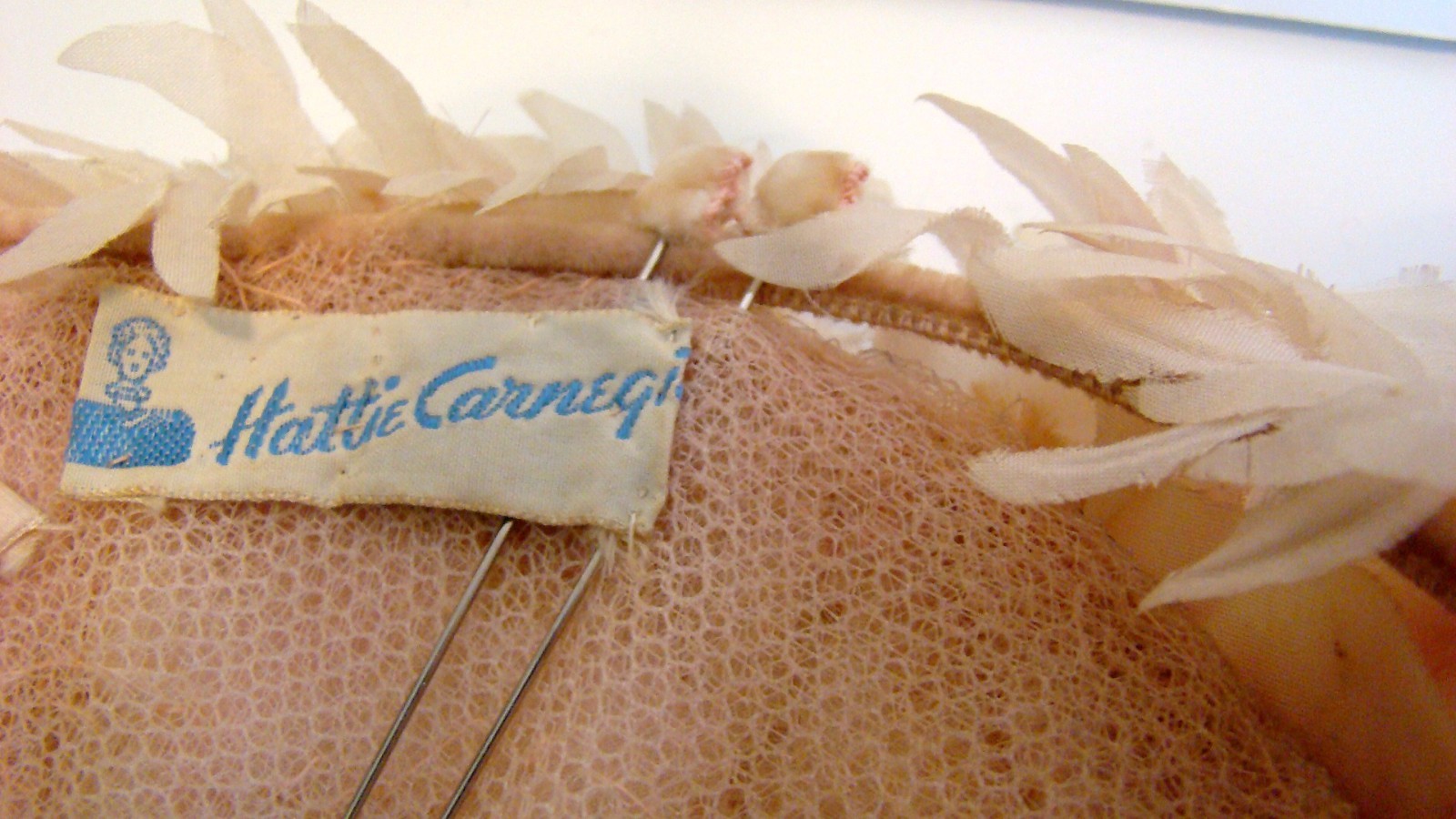 1950s Vintage HATTIE CARNEGIE Pale Peach Feather/Velvet Flower Hat Chapeau image 6