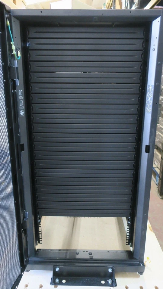 NEW APC AR3104 Netshelter SX 24U Server Rack Enclosure Cabinet 600mm x 1070mm - Image 4 of 4