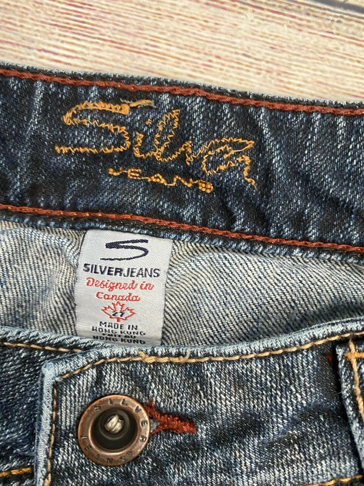 Pantalones cortos de mezclilla de colección plateados Nina Bermuda talla 27 tiro bajo solapa bolsillo S50 Foto 4 de 4