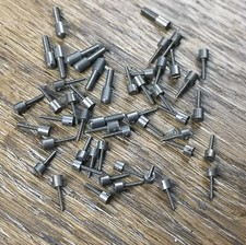 50 x Uhr Bahnsteig Hemmungsschrauben Teile, Vintage New Old Stock (CM121)