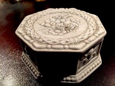 Boite Ancienne Porcelaine Biscuit Décoration Floral & Angelots Superbe Relief