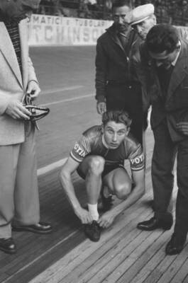 Jacques Anquetil preparing for a cycling race in the late 1950s OLD PHOTO 3
