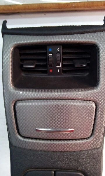 09-11 宝马 323i 轿车控制台加拿大市场地板前 — 第 2/4 张图片