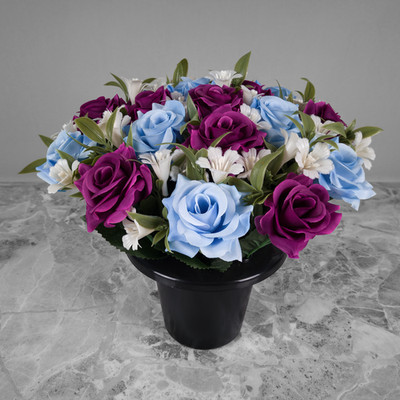 Grabtopf Kunstblumen hellblau und lila offene Rosen Denkmal Crem