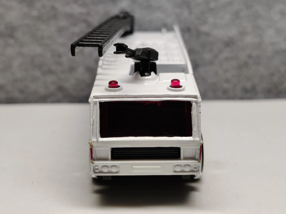 VINTAGE MATCHBOX AIRPORT FIRE TRUCK "Runway Rescue" 1:124 SCALE -MINT - Image 3 of 4