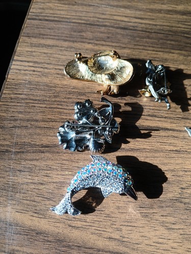 Vintage Pin Brooch Lot Dolphin Flower Hummingbird & More - Picture 14 of 15