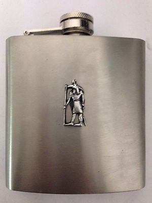Anubis R201 englisches Zinn Emblem auf einem 6 Unzen Edelstahl Flachmann