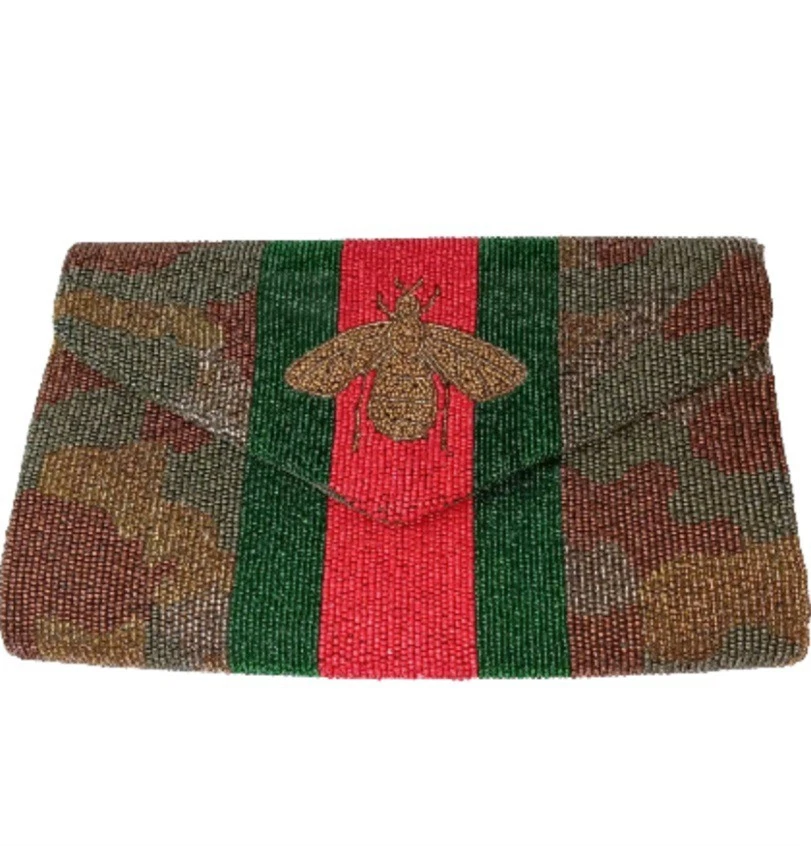 Bolso sin asas Tiana con cuentas abeja rojo verde diseño camuflaje cierre a presión 10" x 6"