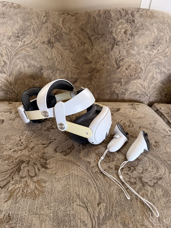 Meta Quest 3 VR Headset 128GB White with Controllers and Extra Battery