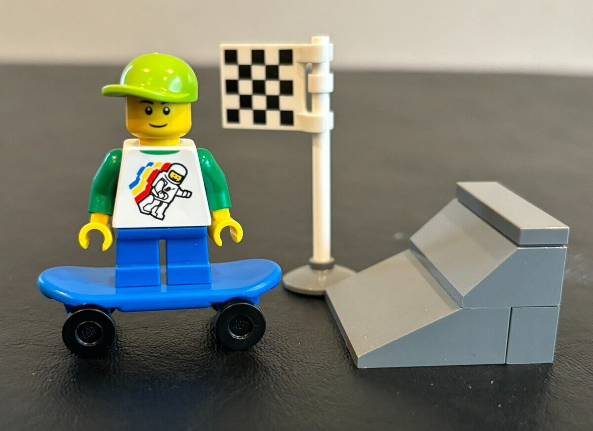 LEGO CITY Minifig TWN131 Child w/Astronaut Shirt with Skateboard