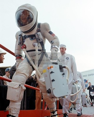 GEMINI VII PILOT JAMES LOVELL EN ROUTE TO LAUNCH ELEVATOR PAD 19 1965 8X10 PHOTO