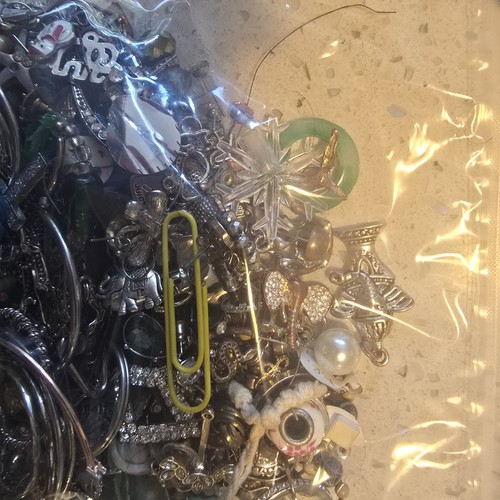 1 Pound Costume Jewelry Lot Mixed - Picture 3 of 5